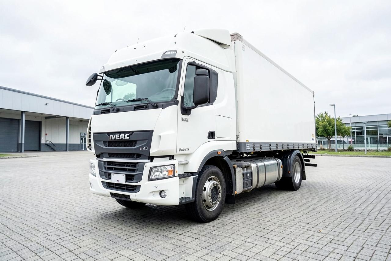 Krismar horsetruck met dubbele cabine in zijaanzicht